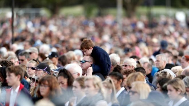 Хиляди хора се събраха в новозеландския град Крайстчърч, за да
