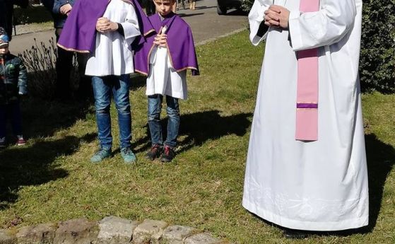 Полски свещеници от евангелистката група SMS from Heaven гориха книги