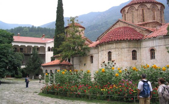 Св Синод е освободил игумена на Бачковския манастир архим Самуил  
Решението