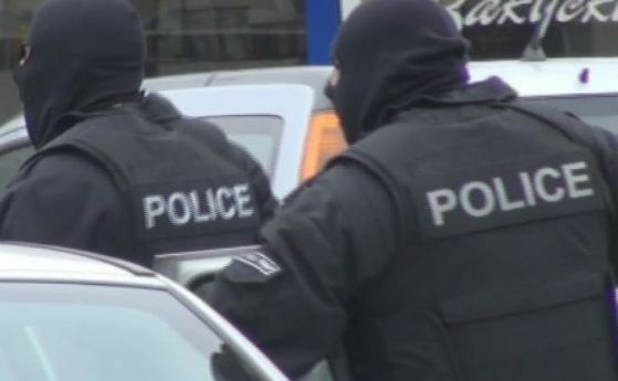 Седем служители на Областния отдел Автомобилна администрация Перник са арестувани за