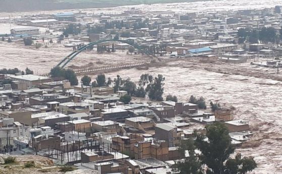 Домове и хора са отнесени от смъртоносно наводнение в Иран