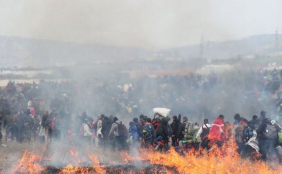 Мигранти и гръцката полиция влязоха в сблъсъци край бежанския лагер