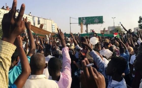  Протестиращи в Судан желаят оставката на президента Омар ал-Башир 