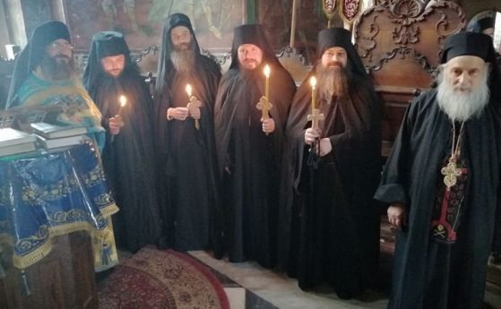 Четирима нови монаси са подстригани в българския Зографски манастир на