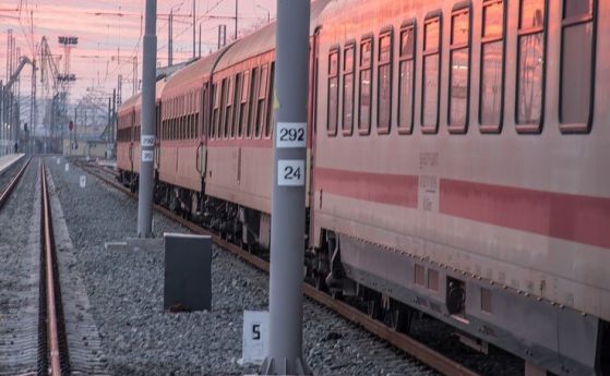 Локомотивът на бързия влак № 8602 от Бургас за София се