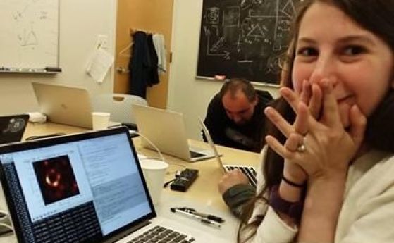 29 годишна жена компютърен специалист и учен обра овациите по света