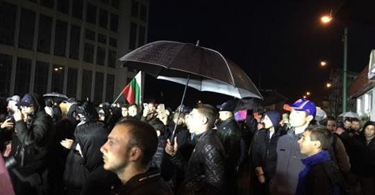 Без сблъсъци премина третата поредна вечер на протести в Габрово,