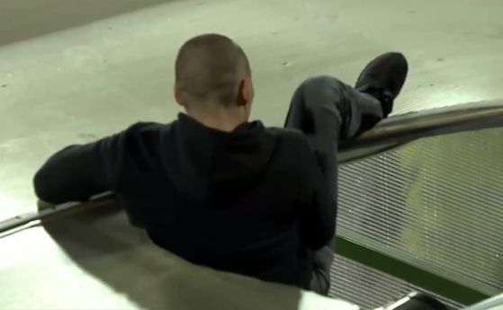  Фен на Левски потърси сметка от Моци, само че падна в тунела (видео) 