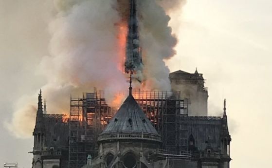 Вътрешността на Нотр Дам в Париж е в пламъци съобщи