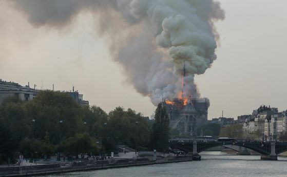 Пожарът в катедралата Нотр Дам вероятно е причинен от злополука