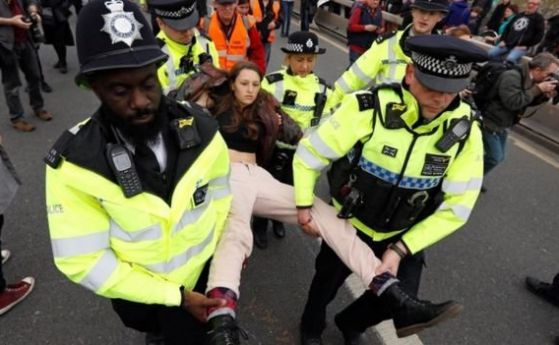 122 души са арестувани на екопротест в Лондон  
Протестът беше организиран от