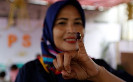 В Индонезия днес се провеждат президентски и парламентарни избори предават
