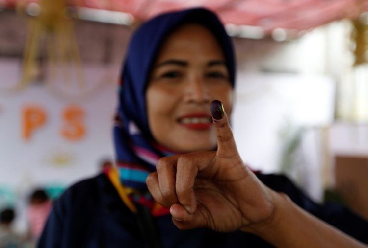 В Индонезия днес се провеждат президентски и парламентарни избори, предават