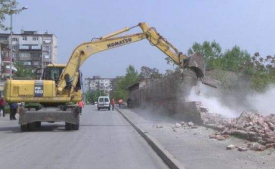 Разрушиха оградата на бившето военно поделение в Хасково част от