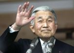 Японският император за последно пред публика, заплашват внука му