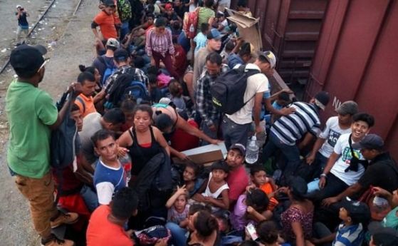 Папа Франциск дари 500 000 на мигрантите от Мексико които се