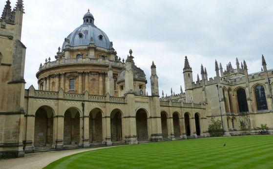 Университетите във Великобритания може да увеличат чувствително таксите си за
