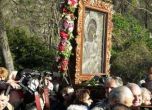 Стотици се прекланят пред чудотворната икона на Света Богородица