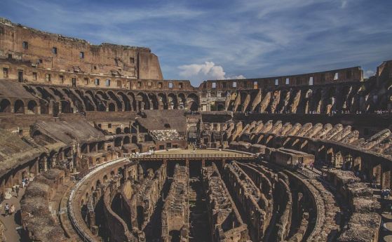 Охраната на Колизеума в Рим е засякла как млада българка се
