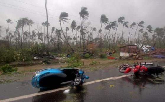 Поне трима души загинаха а десетки бяха ранени след като циклонът