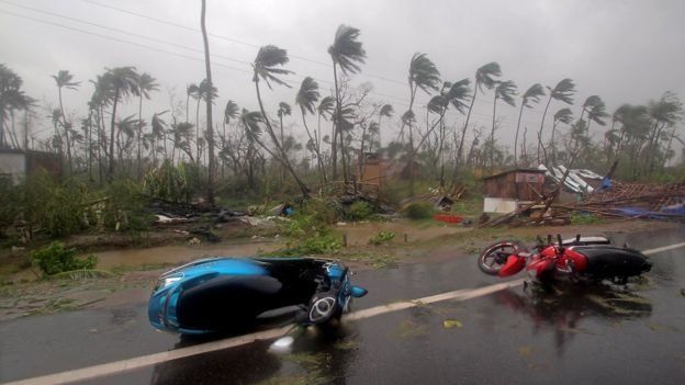 Поне трима души загинаха, а десетки бяха ранени, след като циклонът