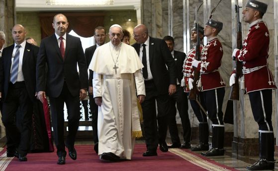 Президентът Румен Радев посрещна официално папа Франциск пред сградата на