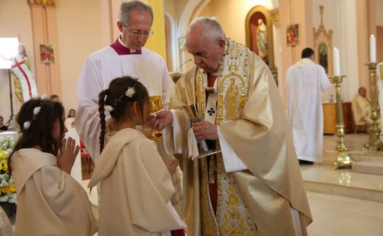 Папа Франциск даде първо причастие на близо 250 деца в