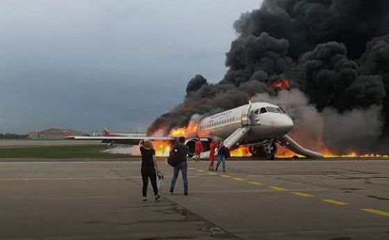  41 са починалите при спешно кацане на аероплан на летище в Москва 