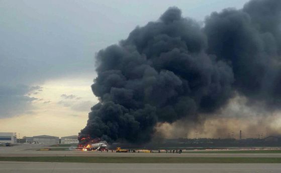 Пътници са заснели началото на пожара на кацналия аварийно самолет