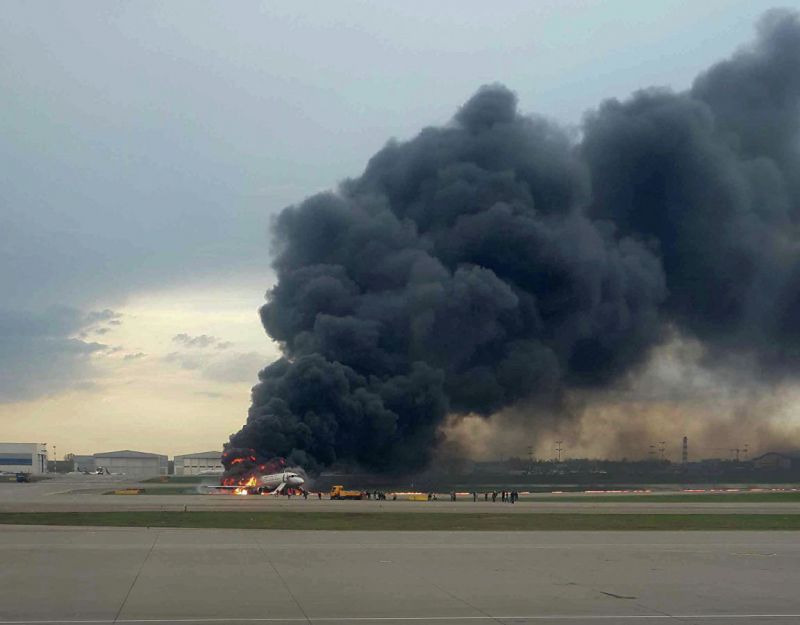 Пътници са заснели началото на пожара на кацналия аварийно самолет