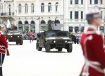 Танкове, самолети и ретро машини на военния парада по повод Деня на храбростта (снимки)