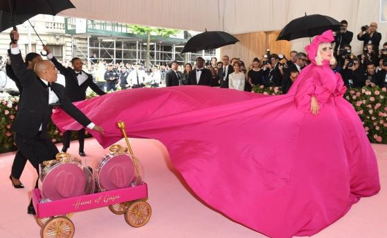Лейди Гага предизвика еуфория на благотворителния бал на Музея Метрополитън в