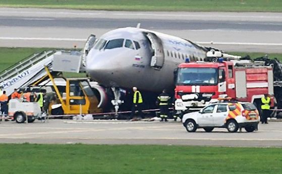 Трима от ранените при пожара след аварийното кацане на самолет