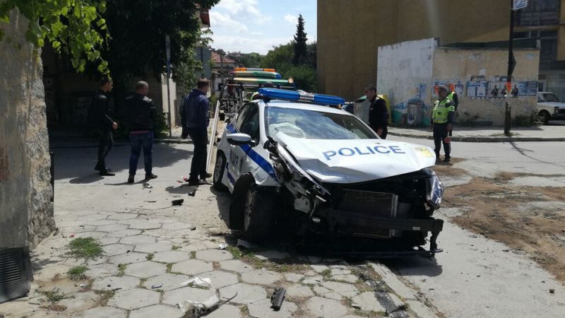 Кола блъсна полицейска патрулка на кръстовище в Сандански. Ранени са