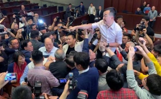 Масов бой се разрази в законодателния съвет на Хонконг днес