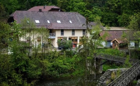  Откриха трима убити с арбалет в хотел в Германия 