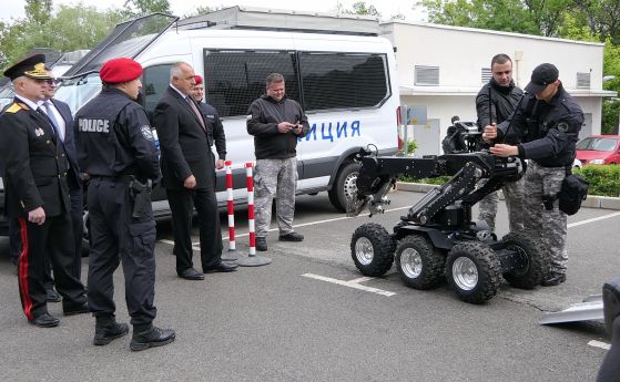 Високотехнологичен робот за борба с бомбения тероризъм получиха служителите на