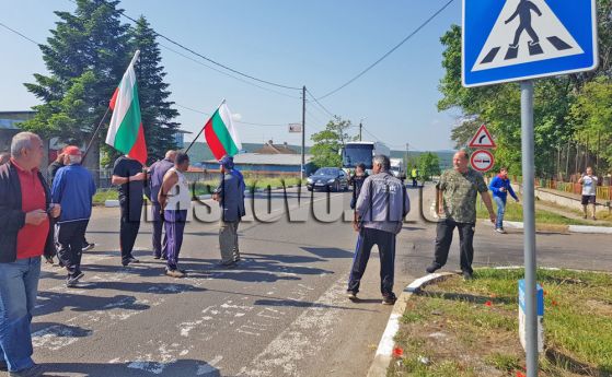 Жители от хасковското с Конуш затвориха за кратко пътя към