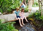 Кейт Мидълтън показа трите си деца в проектирана от нея градина (снимки)