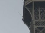 Евакуираха Айфеловата кула заради покатерил се на нея мъж