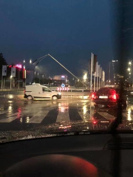 Проливният дъжд във Варна снощи наводни част от надлезното кръгово
