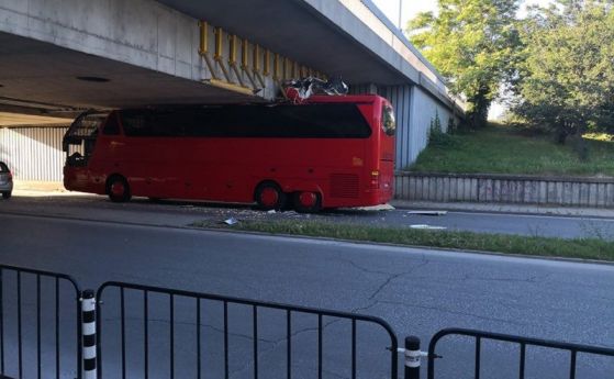 Автобус се заклещи под мост в Пловдив Шофьорът му не