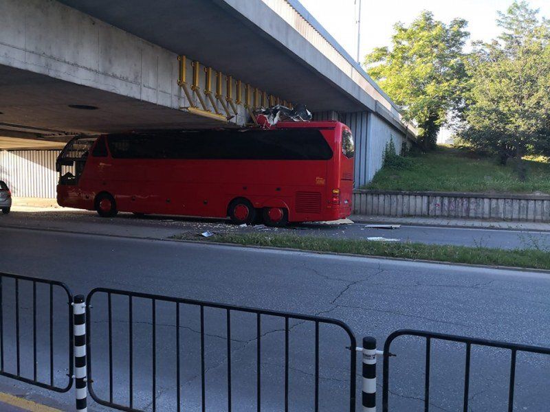 Автобус се заклещи под мост в Пловдив. Шофьорът му не