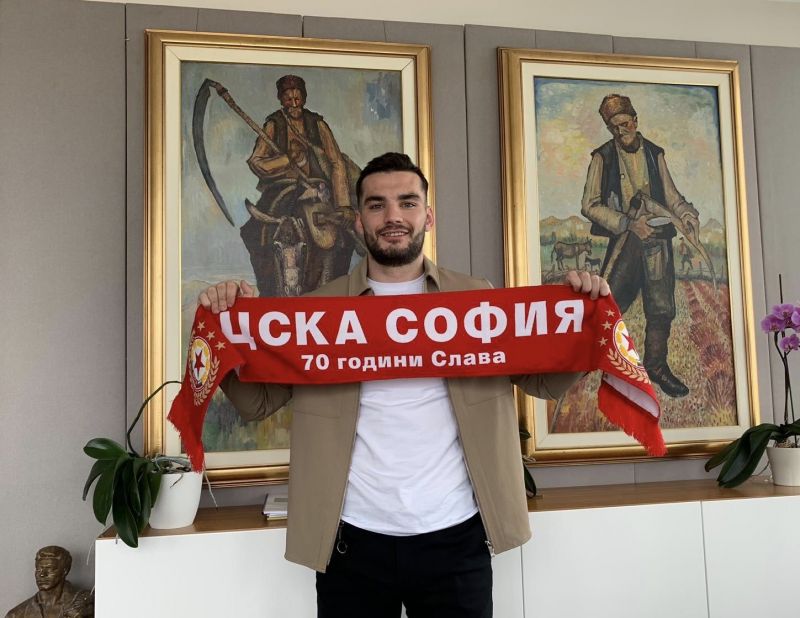Новопривлеченият нападател на ЦСКА Тони Уот използва социалната мрежа Туитър, за