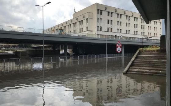 Големи части от Пловдив са под вода след проливен дъжд