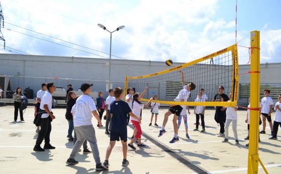 Над триста деца се включиха във волейбол под небето организиран