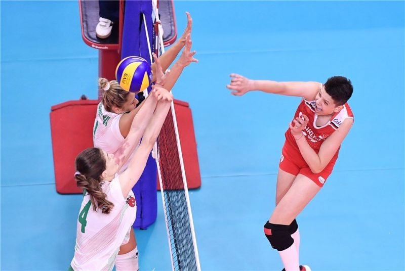 Женският национален отбор на България загуби от лидера във волейболната