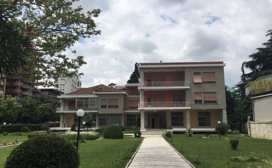 Как изглежда къщата на албанския диктатор Енвер Ходжа в която