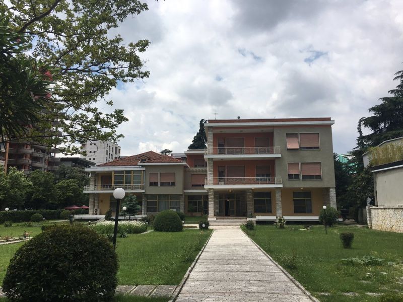 Как изглежда къщата на албанския диктатор Енвер Ходжа, в която