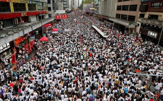 Стотици хиляди хора протестираха в Хонконг срещу закон който според